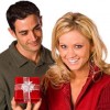 Gaverne som alle kvinder vil elske man-giving-woman-present-gift