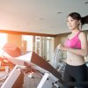3 trin til at blive mere fysisk attraktiv overfor din kæreste woman run on treadmill in the gym